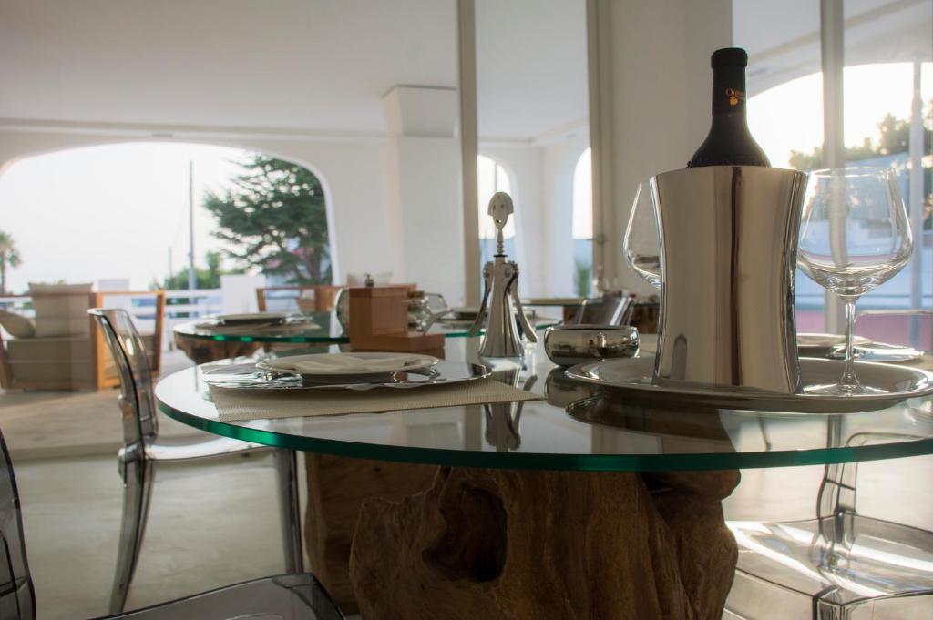 B&b Valentino luxury room Porto Cesareo tavolo 2