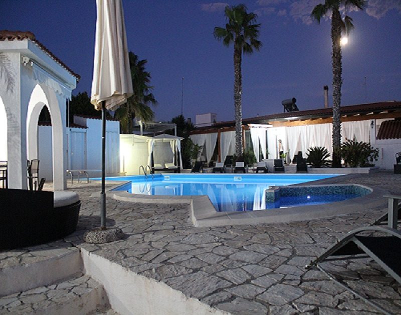 Villa con piscina Torre Lapillo sinistra esterno piscina