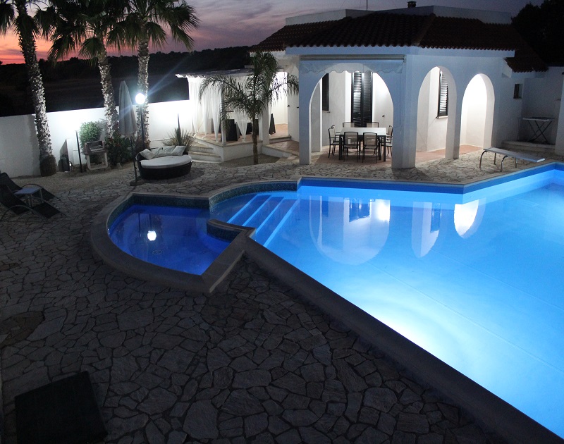 Villa con piscina Torre Lapillo sinistra esterno sera alto