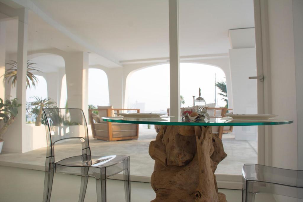 B&b Valentino luxury room Porto Cesareo tavolo