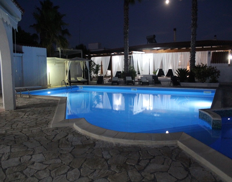 Villa con piscina Torre Lapillo sinistra esterno sera piscina