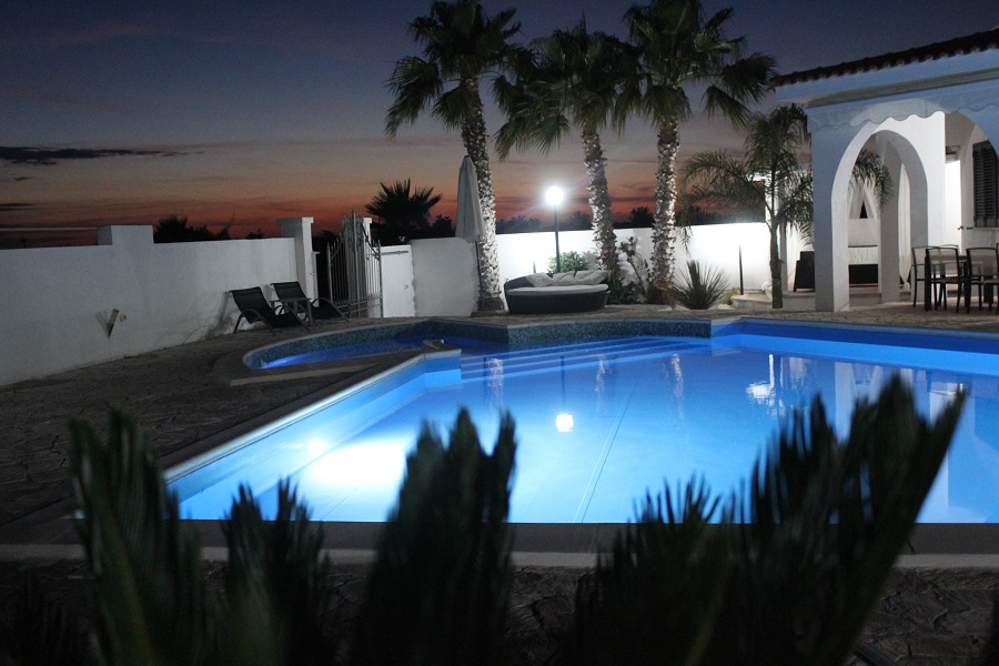 Villa con piscina Torre Lapillo sinistra esterno piscina notte